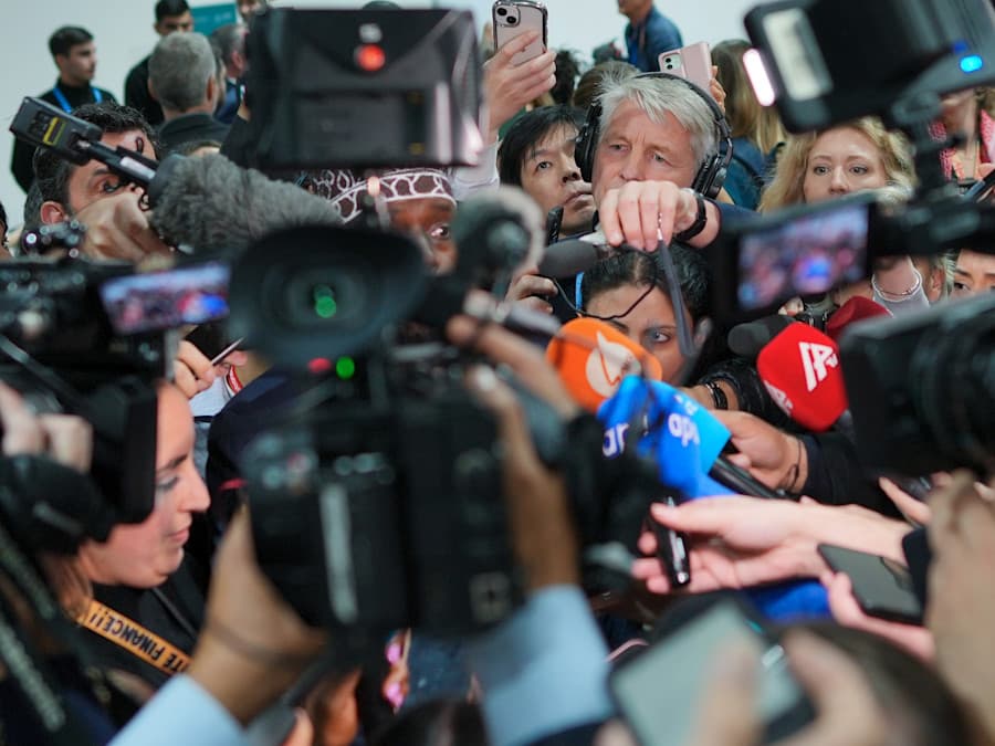 Media interviewing delegates